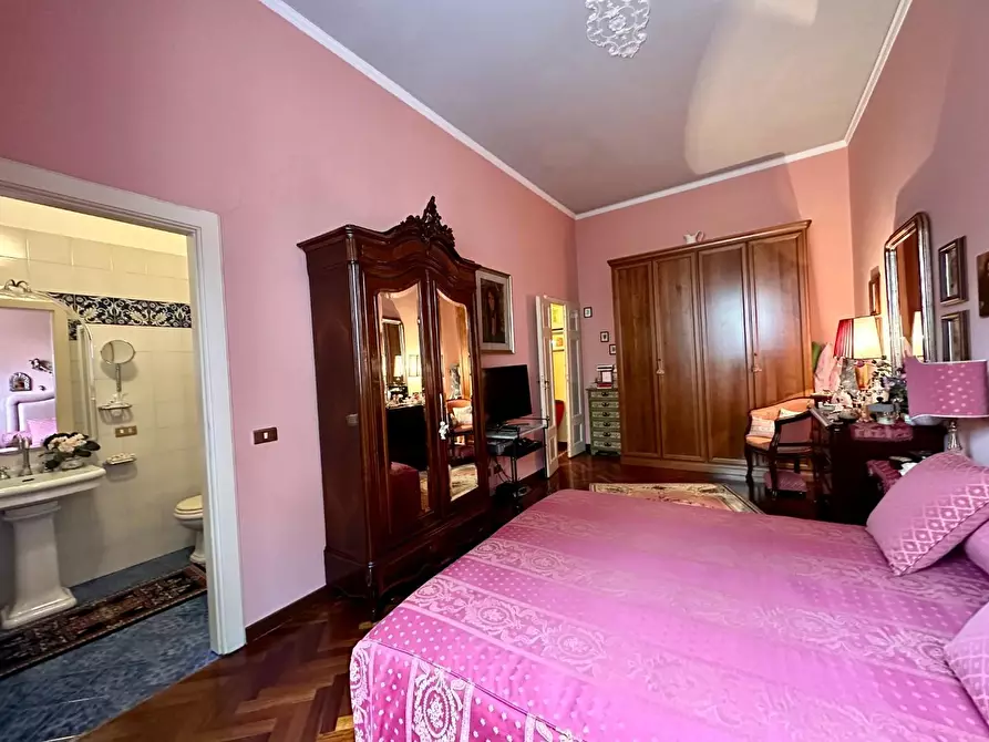 Immagine 18 di Appartamento in vendita  a Lucca