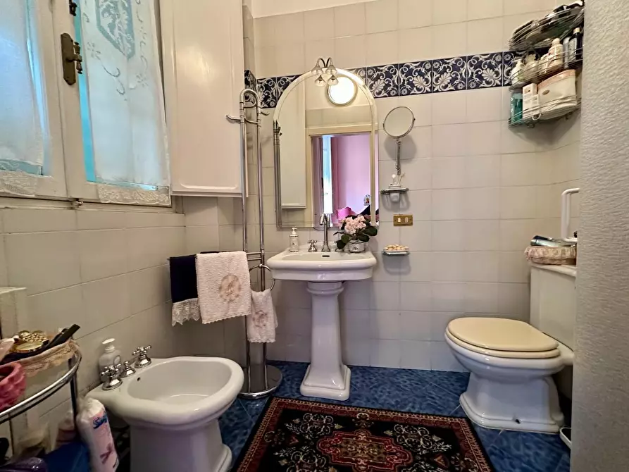 Immagine 19 di Appartamento in vendita  a Lucca