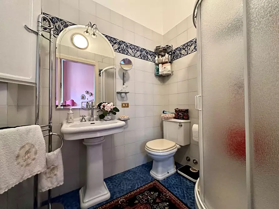 Immagine 20 di Appartamento in vendita  a Lucca