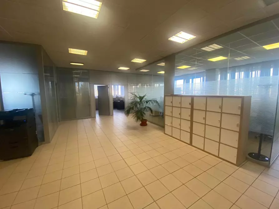 Immagine 3 di Ufficio in affitto  a Lucca