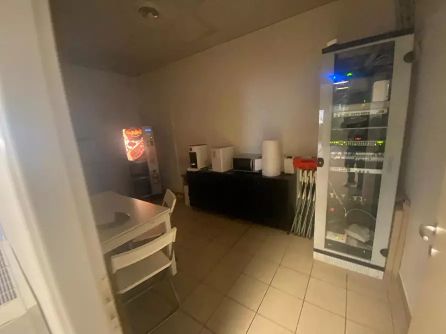 Immagine 5 di Ufficio in affitto  a Lucca