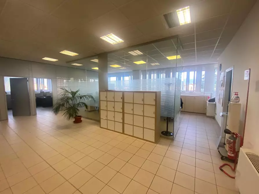 Immagine 4 di Ufficio in affitto  a Lucca