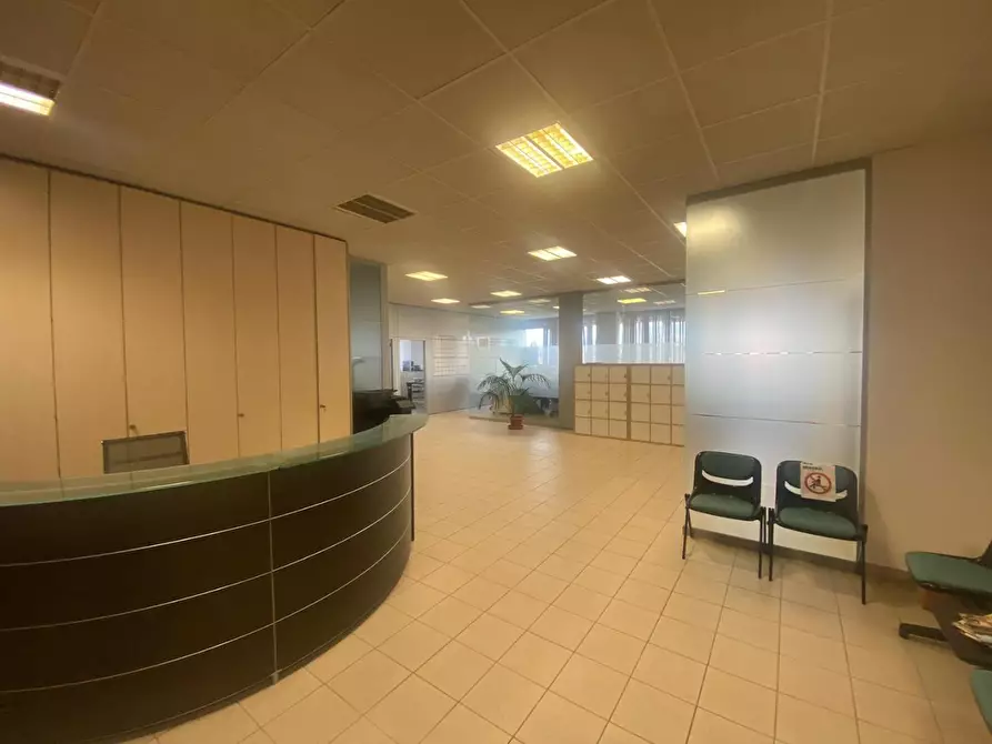 Immagine 2 di Ufficio in affitto  a Lucca