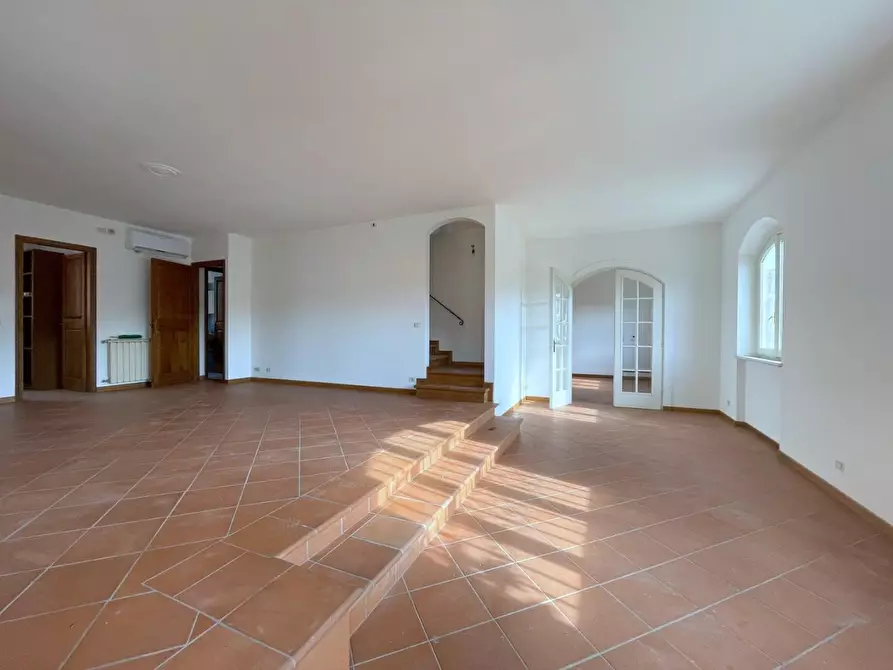 Immagine 2 di Villa in vendita  a Camaiore