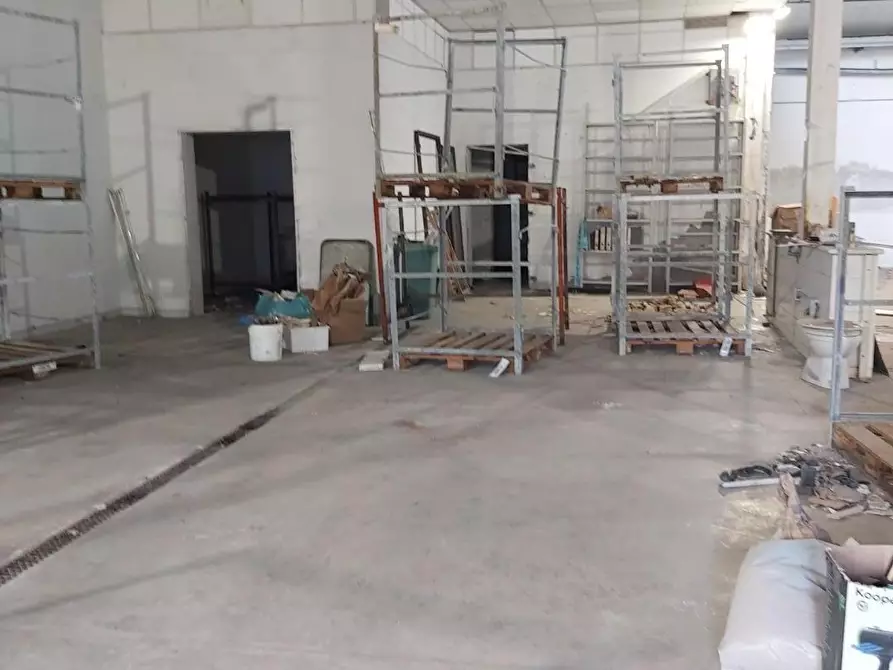 Immagine 12 di Magazzino in affitto  a Massa