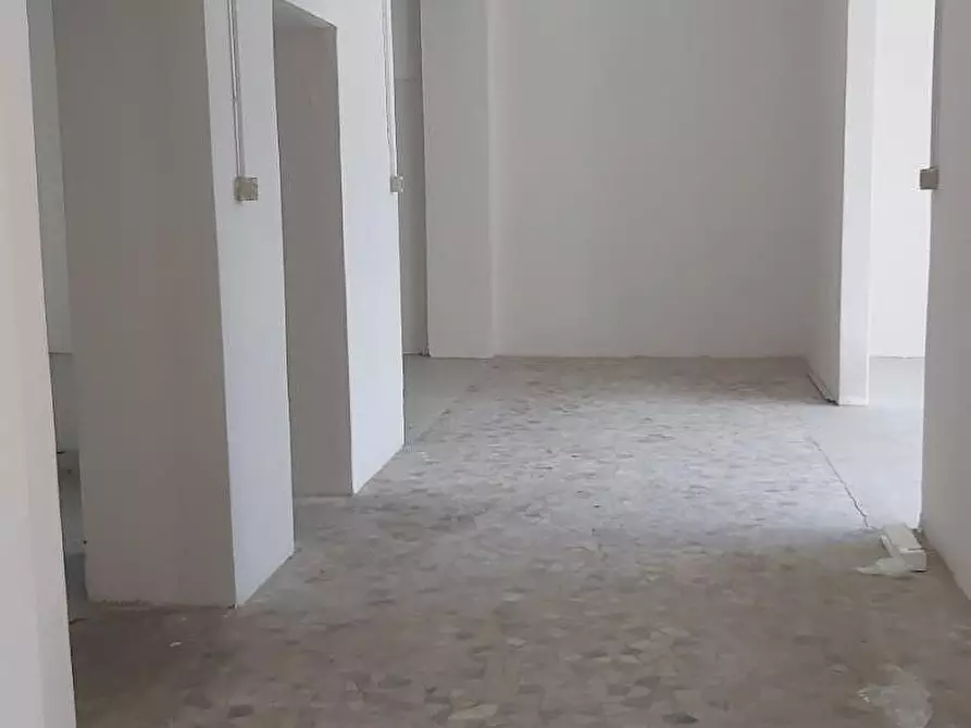 Immagine 2 di Attività artigianale in affitto  a Massa