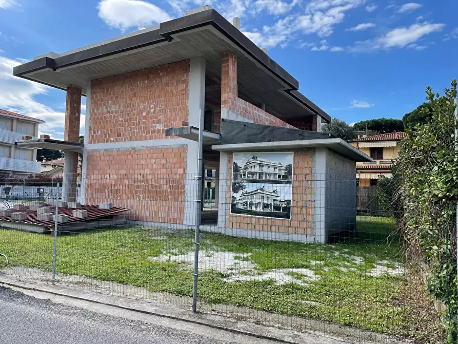 Immagine 18 di Villa in vendita  a Montignoso