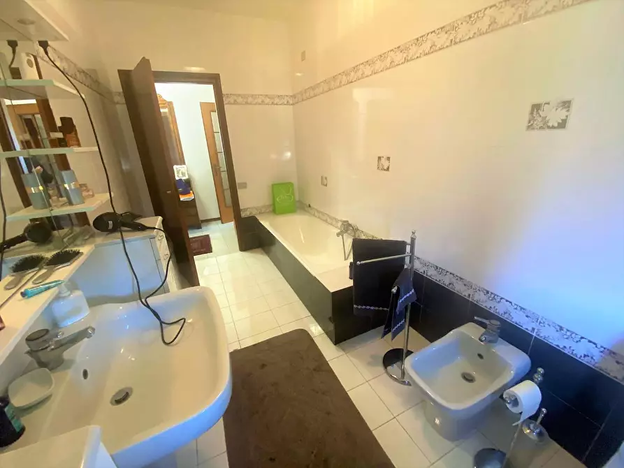 Immagine 12 di Casa bifamiliare in vendita  a Massa