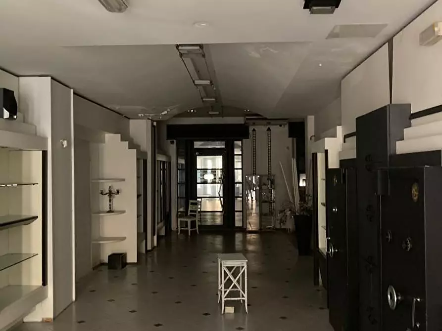 Immagine 1 di Locale commerciale in vendita  a Pontedera