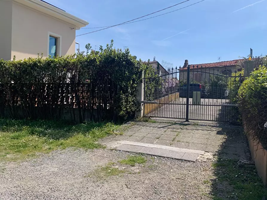 Immagine 4 di Porzione di casa in vendita  a Carrara