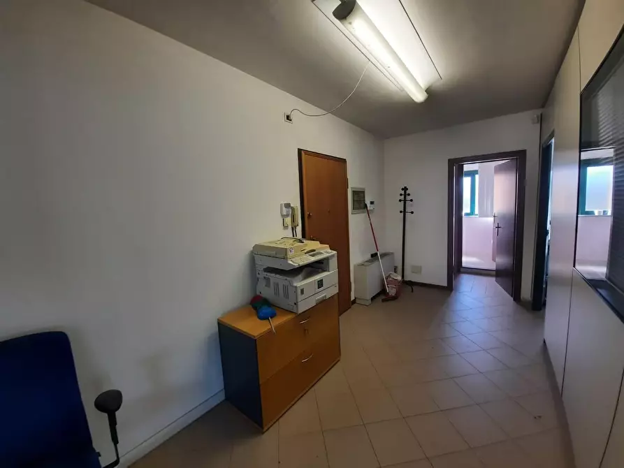 Immagine 5 di Ufficio in affitto  a Capannori