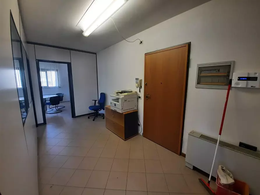 Immagine 7 di Ufficio in affitto  a Capannori
