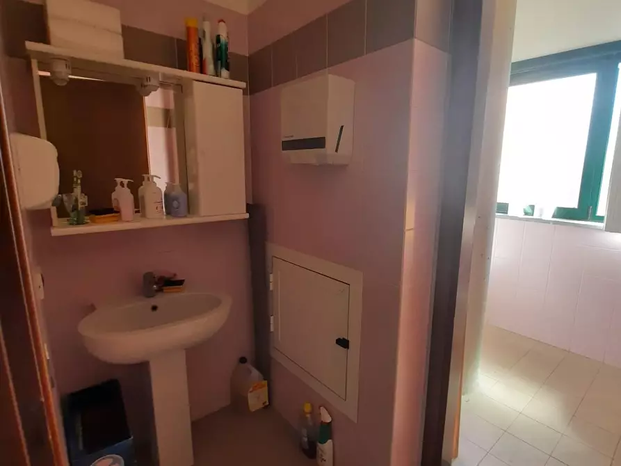 Immagine 6 di Ufficio in affitto  a Capannori