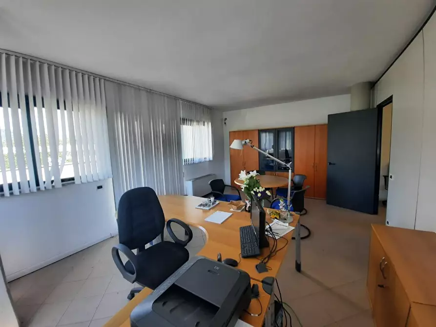 Immagine 2 di Ufficio in affitto  a Capannori