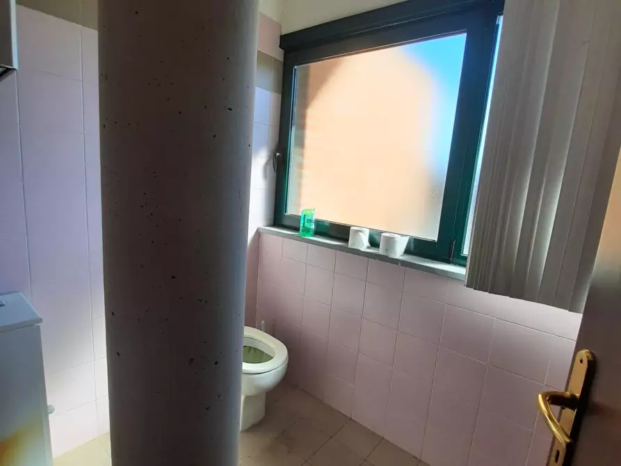 Immagine 8 di Ufficio in affitto  a Capannori