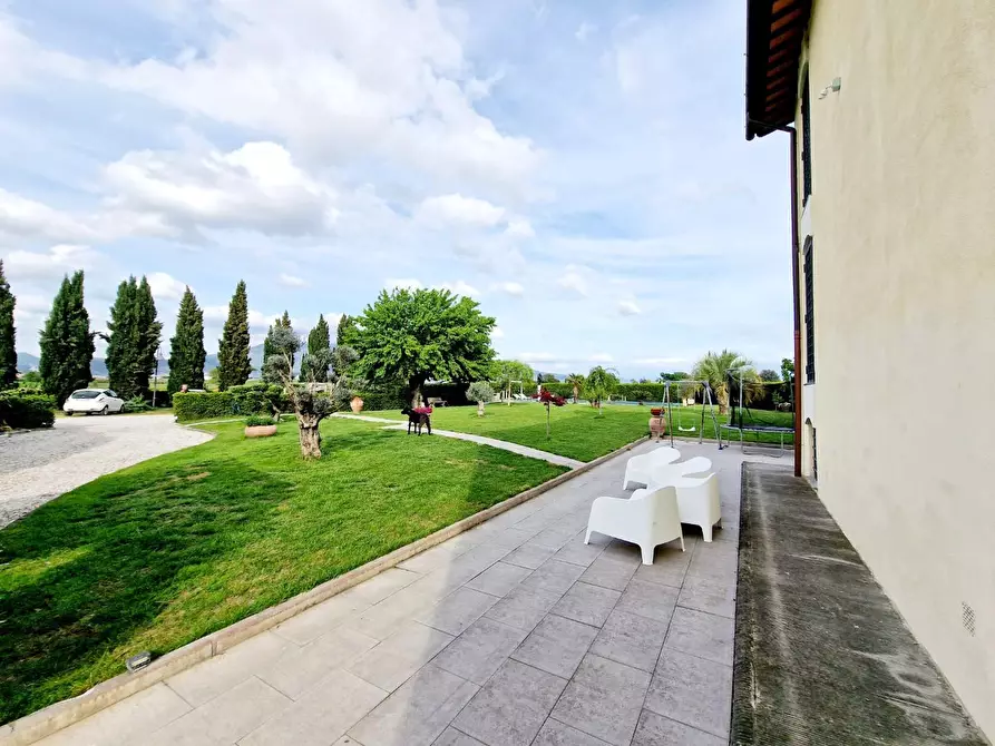 Immagine 1 di Villa in vendita  a Campi Bisenzio