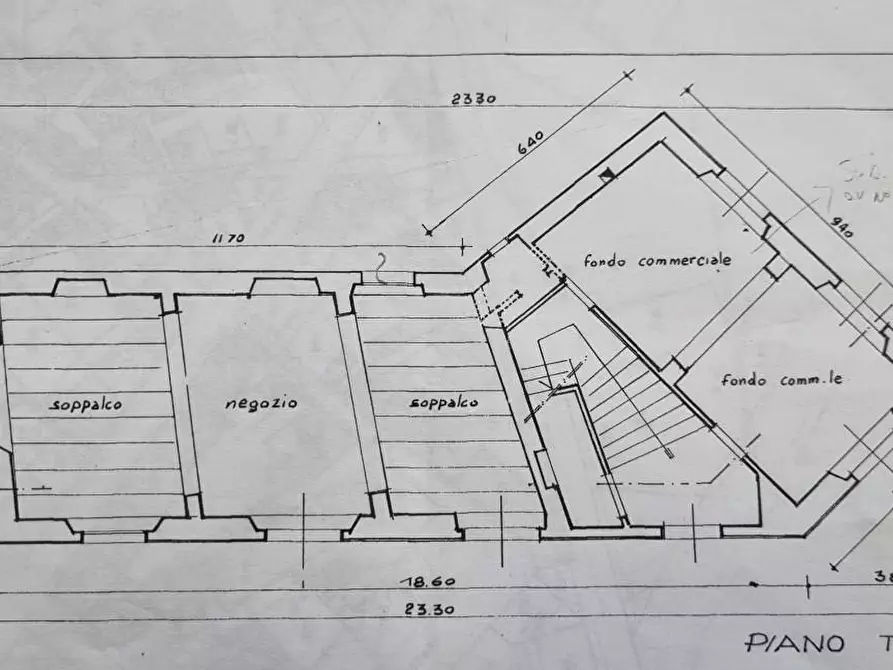 Immagine 10 di Negozio in vendita  a Carrara