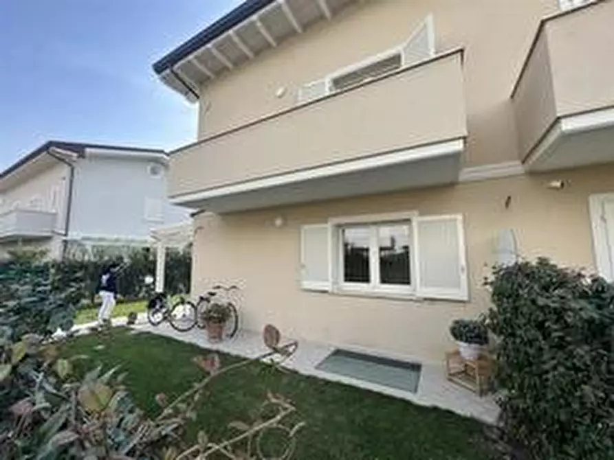 Immagine 31 di Casa bifamiliare in affitto  a Forte Dei Marmi