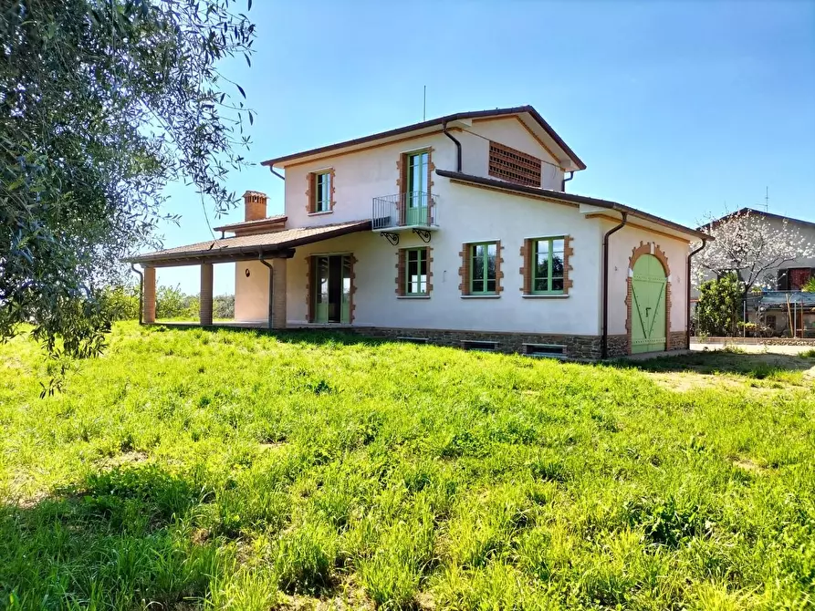 Immagine 1 di Villa in vendita  a Pietrasanta