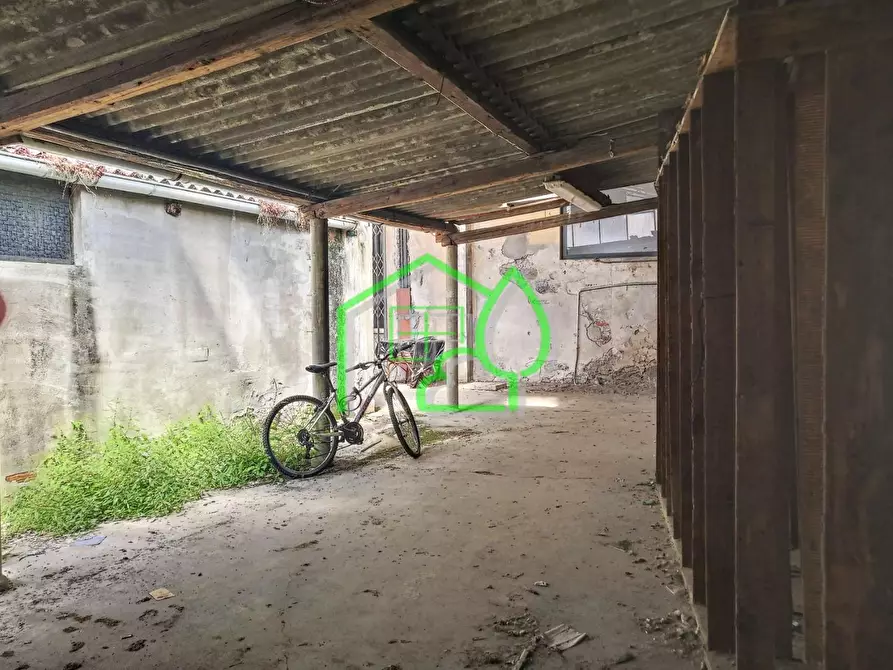 Immagine 24 di Capannone industriale in vendita  a Viareggio