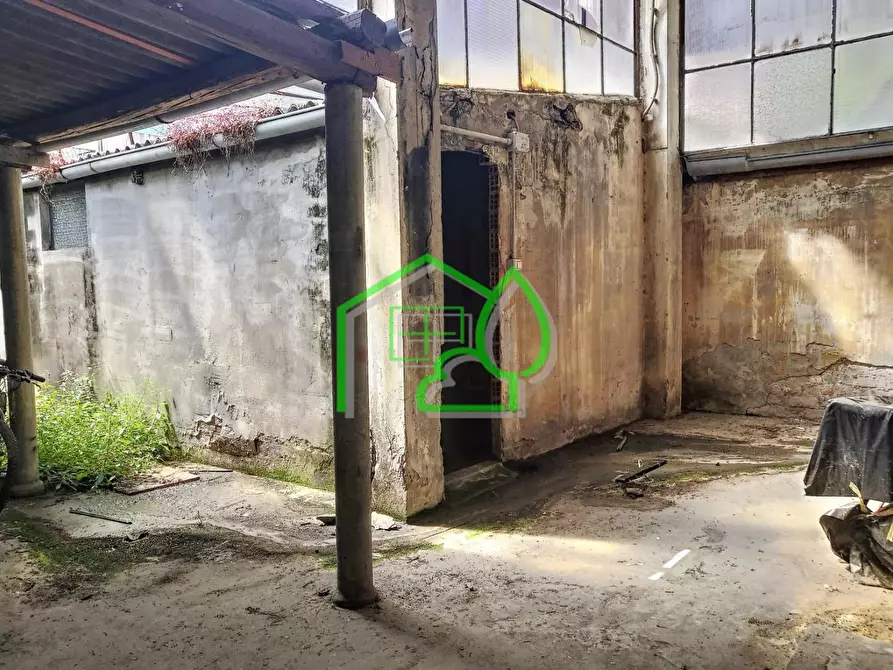 Immagine 25 di Capannone industriale in vendita  a Viareggio