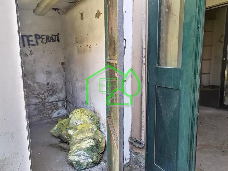 Immagine 29 di Capannone industriale in vendita  a Viareggio