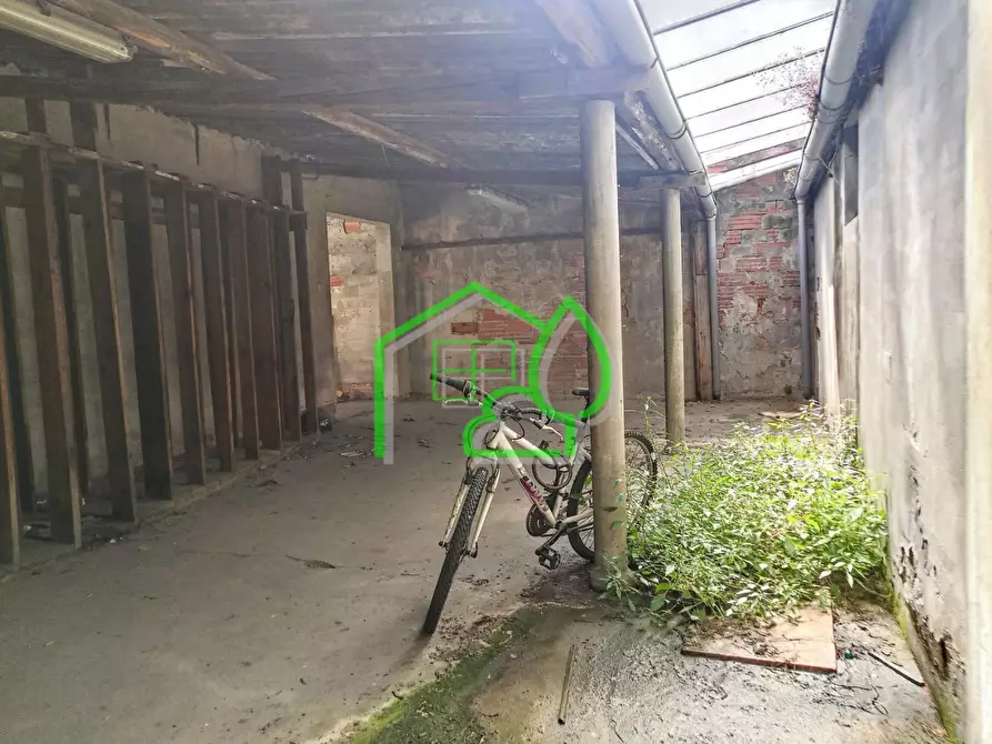 Immagine 27 di Capannone industriale in vendita  a Viareggio