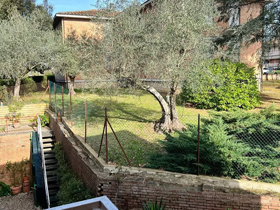 Immagine 10 di Appartamento in vendita  a Siena