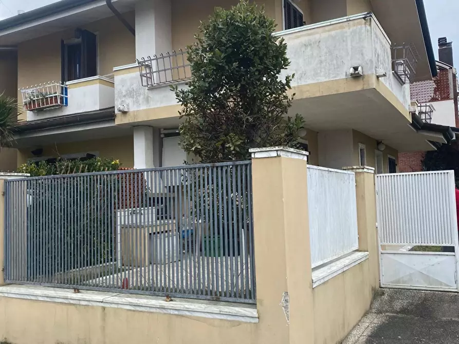 Immagine 1 di Villetta a schiera in vendita  a Montignoso