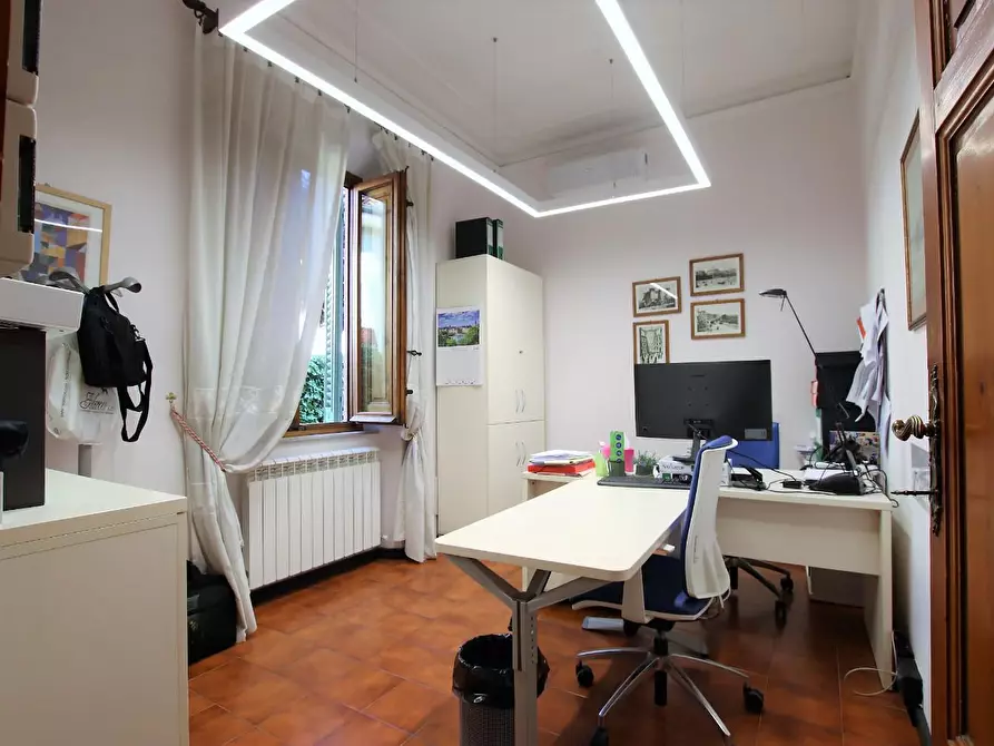 Immagine 29 di Ufficio in vendita  a Lucca