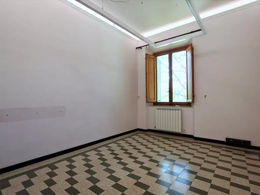 Immagine 10 di Ufficio in vendita  a Lucca
