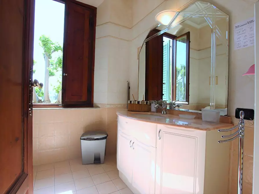 Immagine 9 di Ufficio in vendita  a Lucca