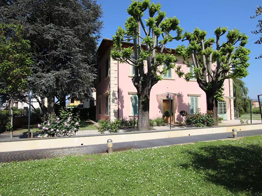 Immagine 19 di Ufficio in vendita  a Lucca