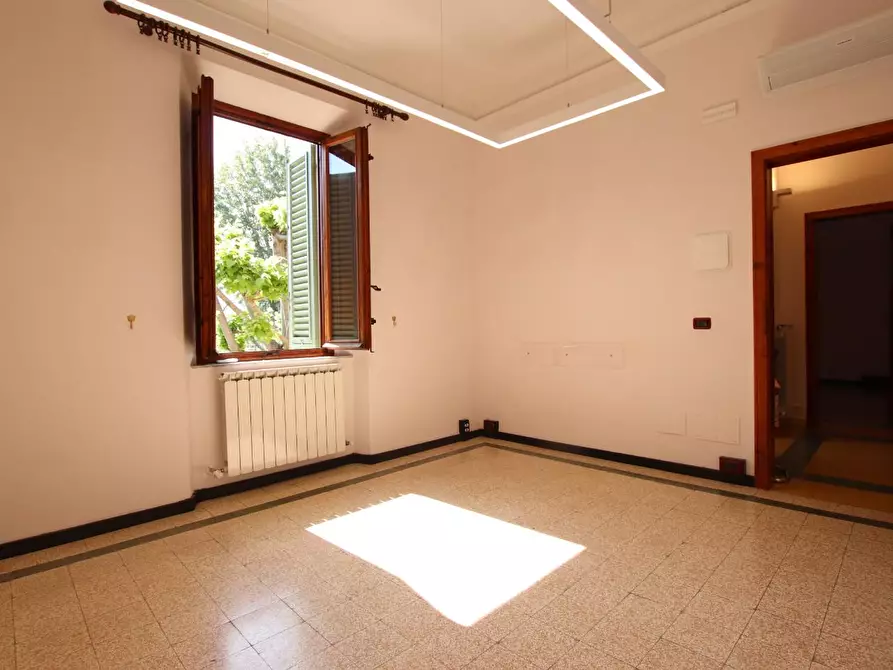 Immagine 18 di Ufficio in vendita  a Lucca