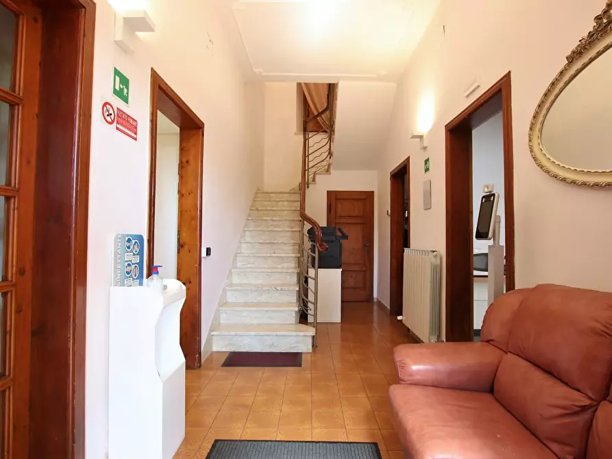 Immagine 25 di Ufficio in vendita  a Lucca