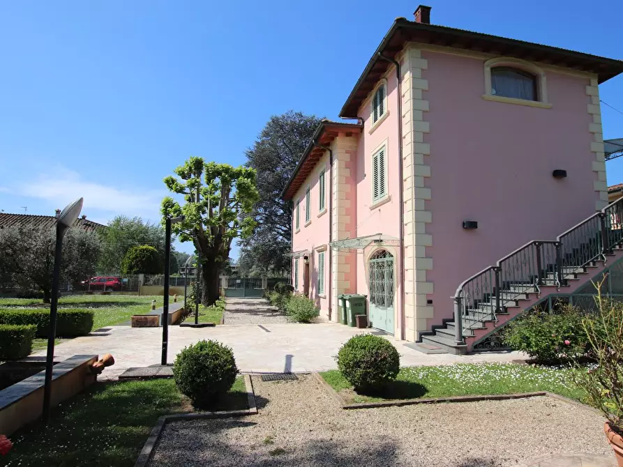 Immagine 3 di Ufficio in vendita  a Lucca