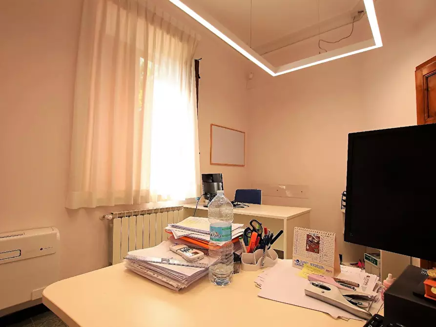 Immagine 8 di Ufficio in vendita  a Lucca
