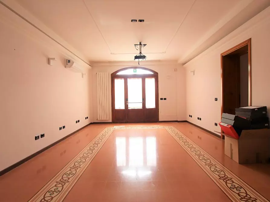 Immagine 4 di Ufficio in vendita  a Lucca