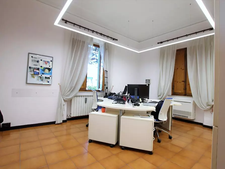 Immagine 27 di Ufficio in vendita  a Lucca