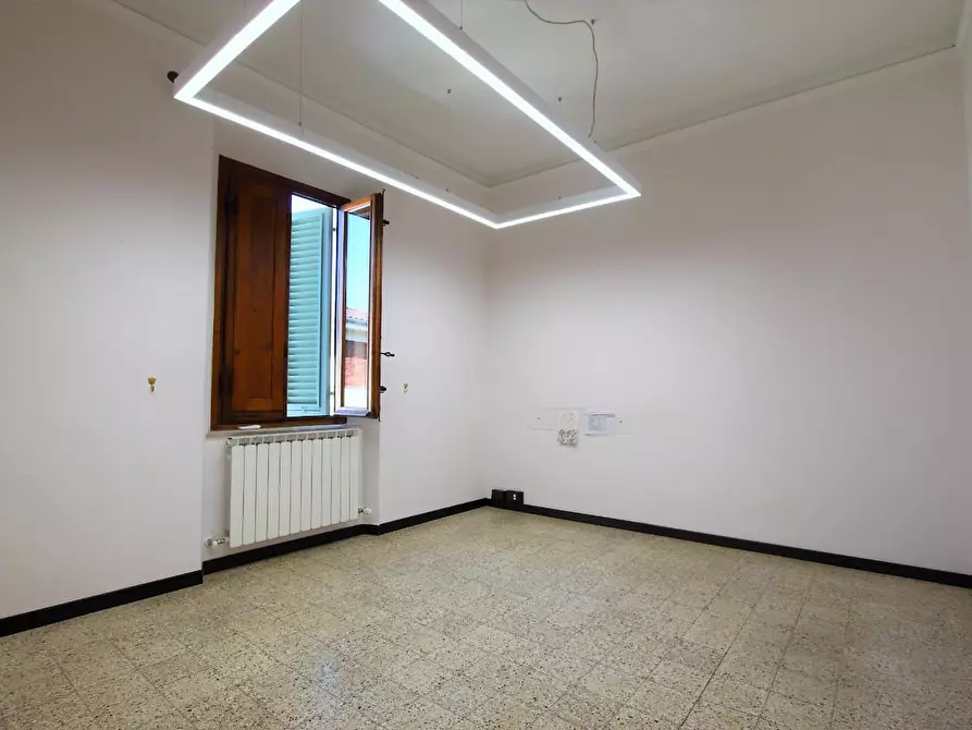 Immagine 15 di Ufficio in vendita  a Lucca