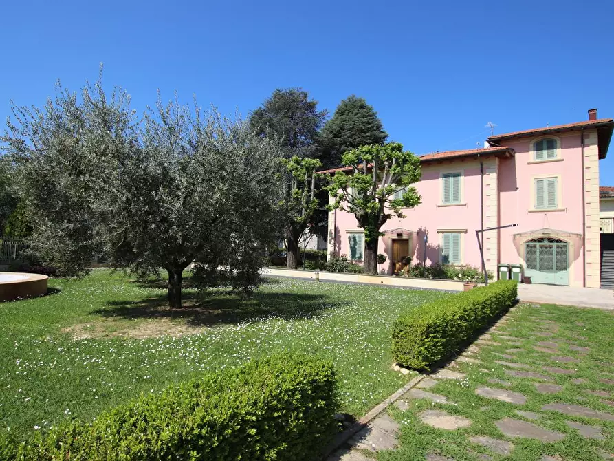 Immagine 2 di Ufficio in vendita  a Lucca