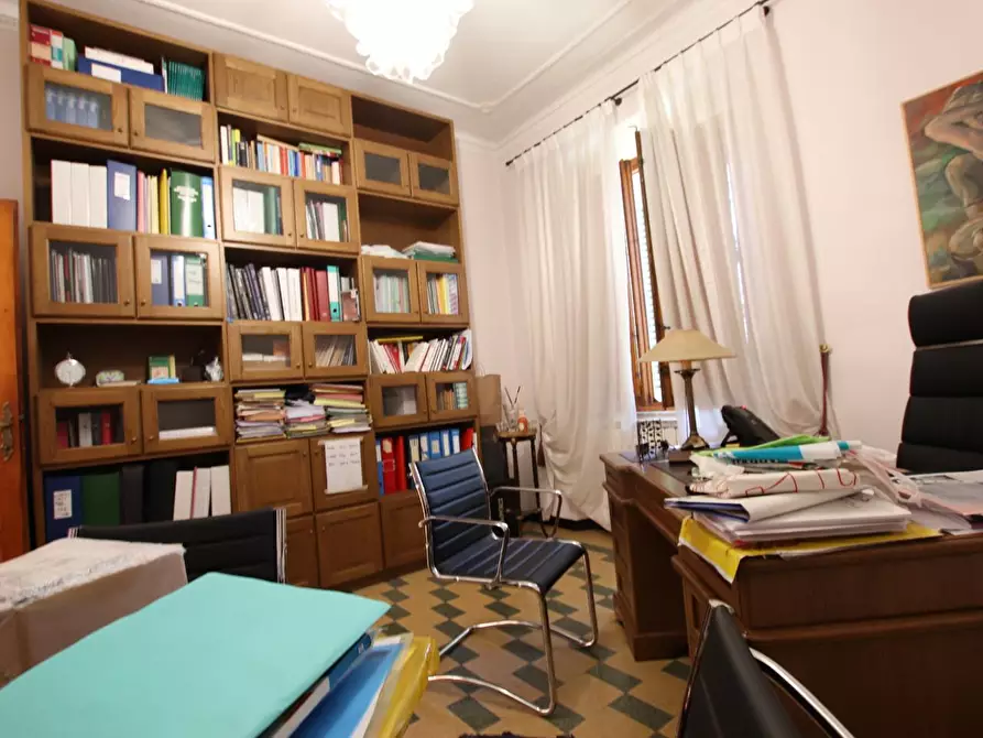 Immagine 13 di Ufficio in vendita  a Lucca