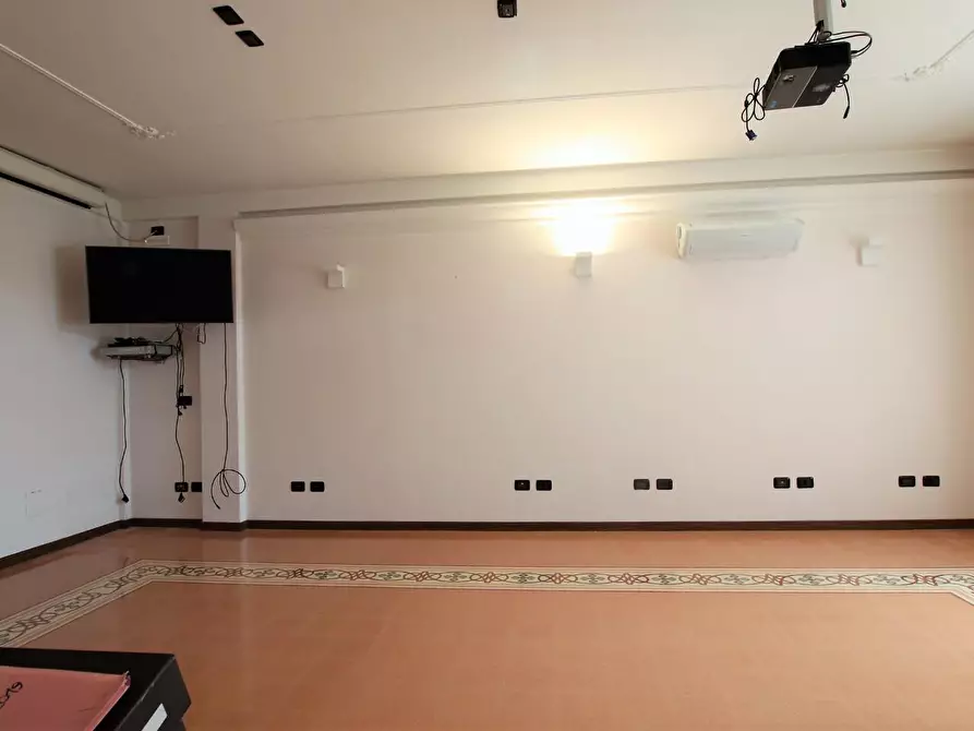 Immagine 6 di Ufficio in vendita  a Lucca