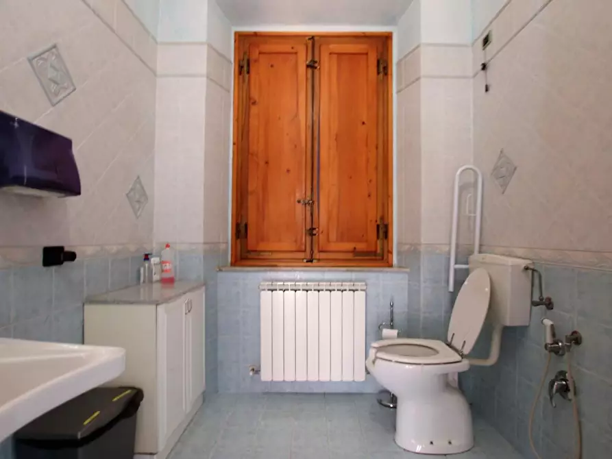 Immagine 26 di Ufficio in vendita  a Lucca