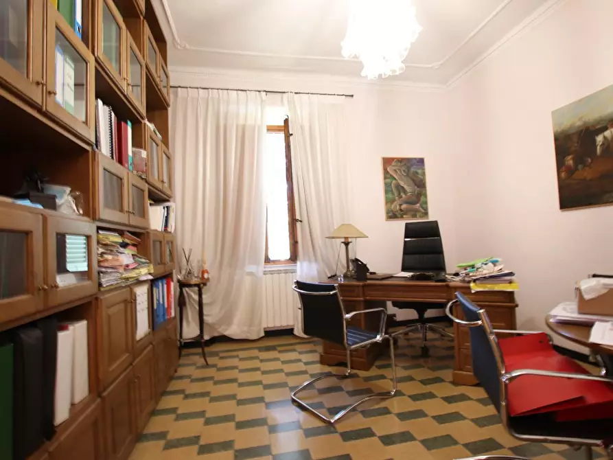 Immagine 14 di Ufficio in vendita  a Lucca