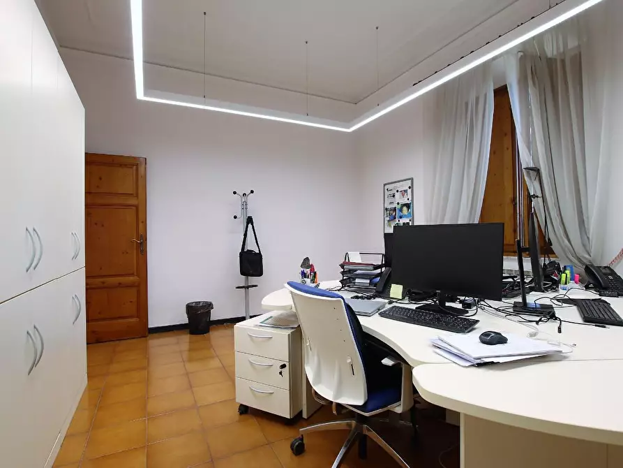 Immagine 28 di Ufficio in vendita  a Lucca