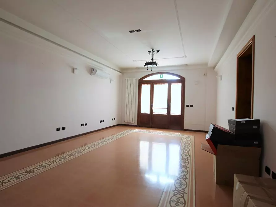 Immagine 5 di Ufficio in vendita  a Lucca