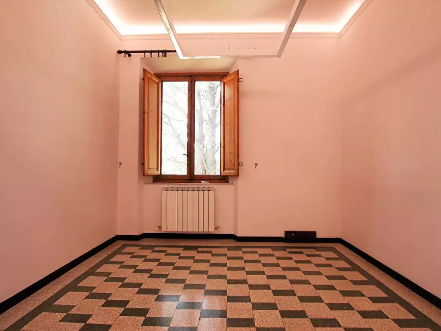 Immagine 11 di Ufficio in vendita  a Lucca