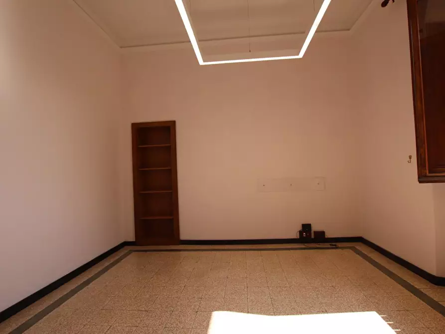 Immagine 17 di Ufficio in vendita  a Lucca