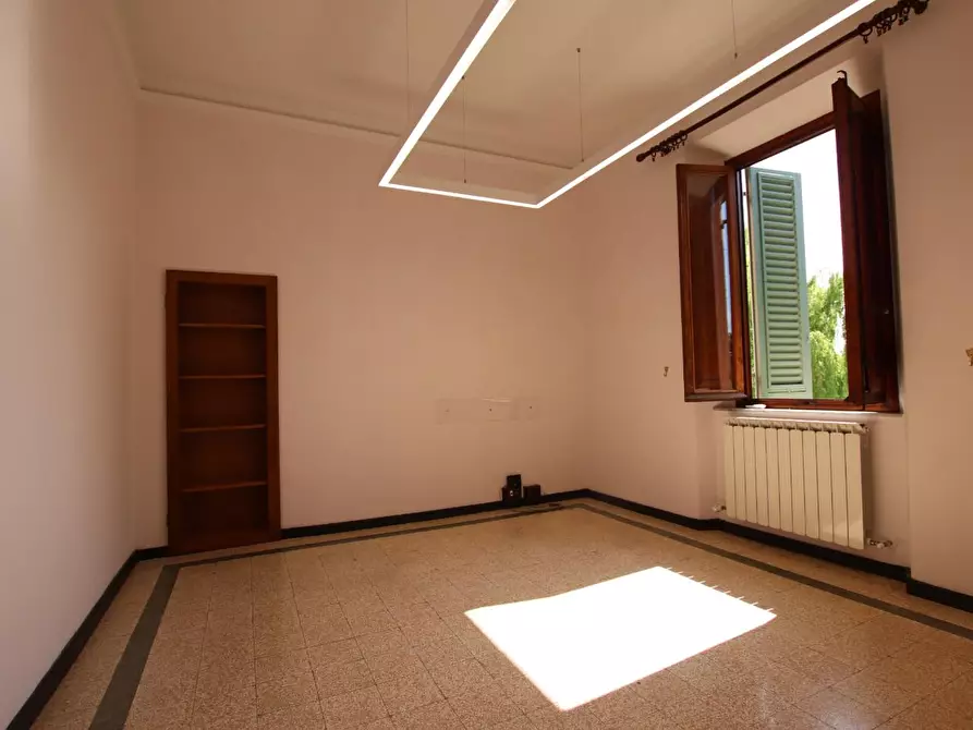 Immagine 16 di Ufficio in vendita  a Lucca